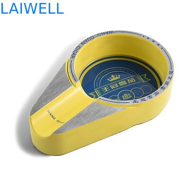 Klassieke grijze metalen asbak voor sigaren en sigarettenliefhebbers met laser gegraveerd logo