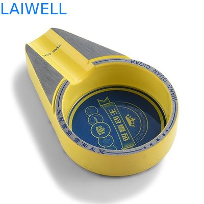 Klassieke grijze metalen asbak voor sigaren en sigarettenliefhebbers met laser gegraveerd logo