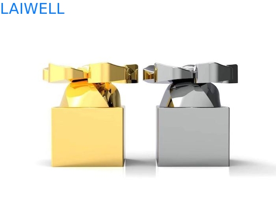 De zilveren Kroonkurken van het Platerenparfum met het Embleem van de Lasergravure