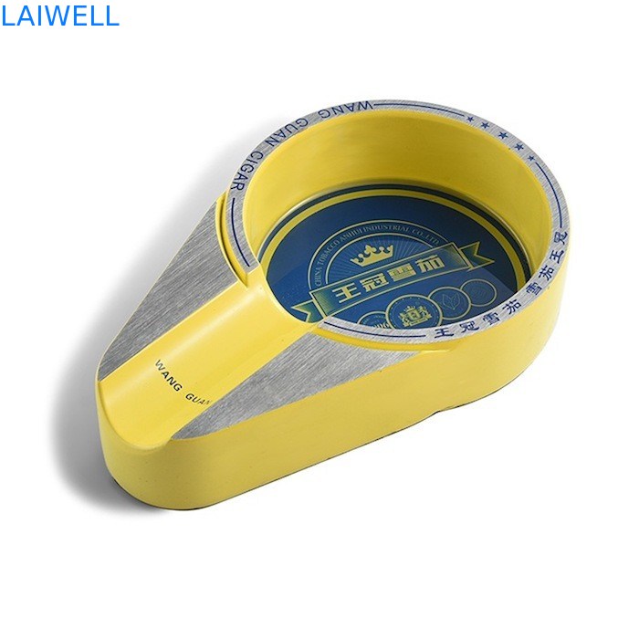 Klassieke grijze metalen asbak voor sigaren en sigarettenliefhebbers met laser gegraveerd logo